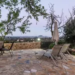 בית נופש Mika's Valley View House *