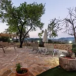 בית נופש Mika's Valley View House *